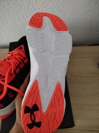 Zapatillas Under Armour Negras y Naranjas