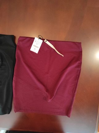 2 Faldas negra y granate ceñidas