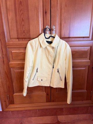 Cazadora cuero amarilla estilo motero