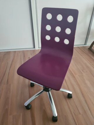 Silla de oficina morada con ruedas