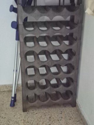 Botellero de plástico marrón