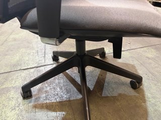 Silla de oficina ergonómica negra