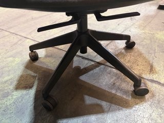 Silla de oficina ergonómica negra