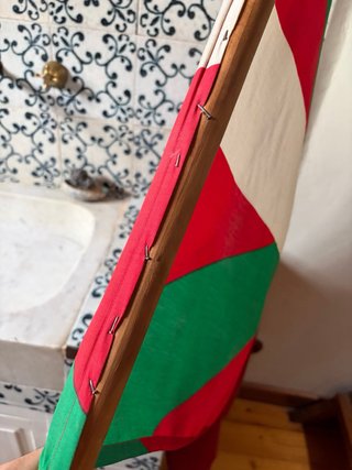 Ikurriña antigua vintage con asta madera 1,60m