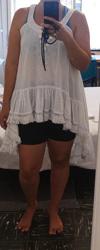 Vestido de playa blanco con volantes