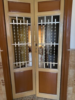 Puerta doble con rejas