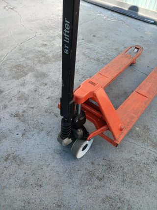 Transpaleta manual naranja