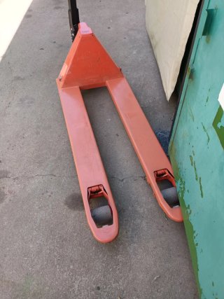 Transpaleta manual naranja
