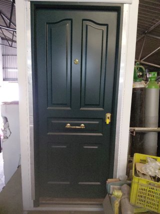 Puerta metálica verde entrada