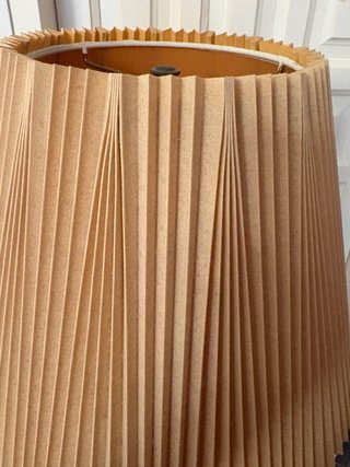 Lámpara de mesa latón y tela beige