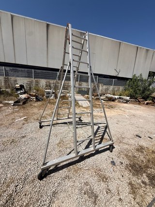 Escalera móvil aluminio con ruedas