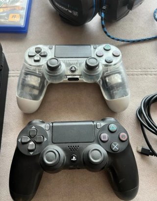 PS4 + 2 Juegos y Accesorios