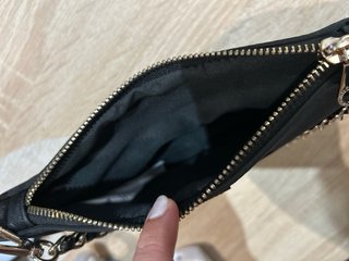Bolso de mano Guess negro con cadena
