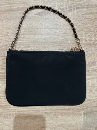 Bolso de mano Guess negro con cadena