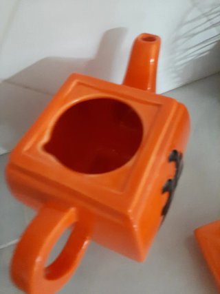Tetera de cerámica naranja con Buda