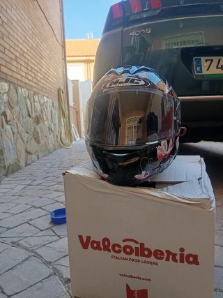 Casco de moto HJC con diseño floral