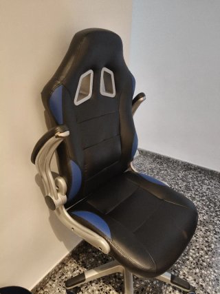 Silla gamer giratoria negra y azul