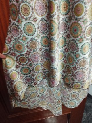 Vestido asimétrico dorado y multicolor