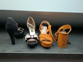 Zapatos de tacón negros y naranjas