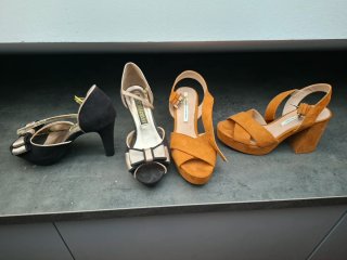 Zapatos de tacón negros y naranjas