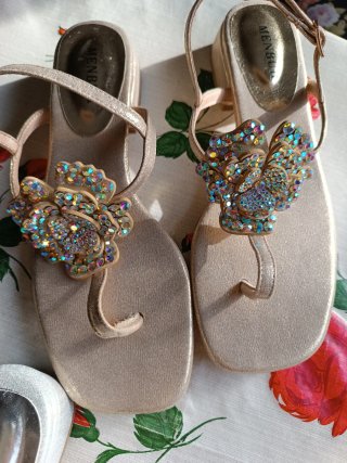 Sandalias Menbur doradas y plateadas