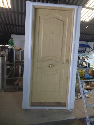 Puerta metálica imitación madera clara