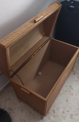 Baúl de mimbre y madera