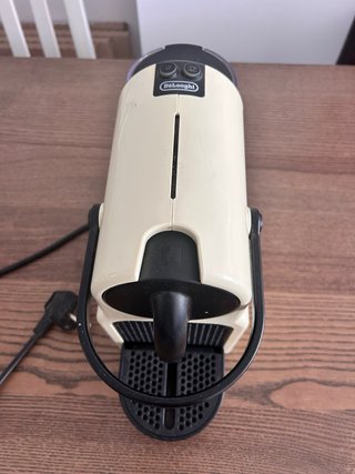 Cafetera Nespresso DeLonghi Beige