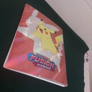 Álbum Pokémon con 402 cartas. 24 hojas de 18 carta