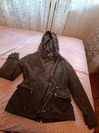 Chamarra verde militar con capucha