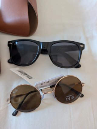 Gafas de sol negras y doradas