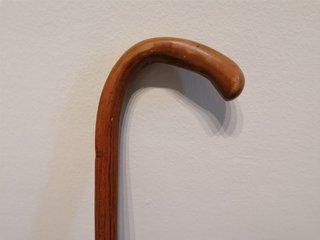 Bastón de madera con empuñadura curva