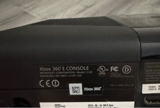 Xbox 360e 250gb con 8 juegos y 2 mandos