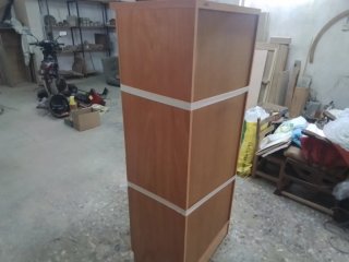 Mueble de madera con puertas
