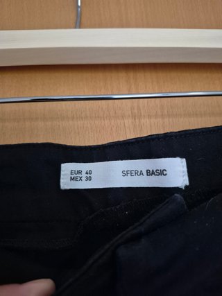 Pantalón Capri Sfera Negro Hebilla Dorada talla 40
