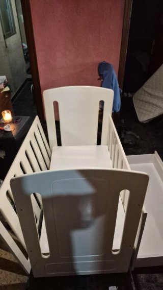 Cuna de madera blanca