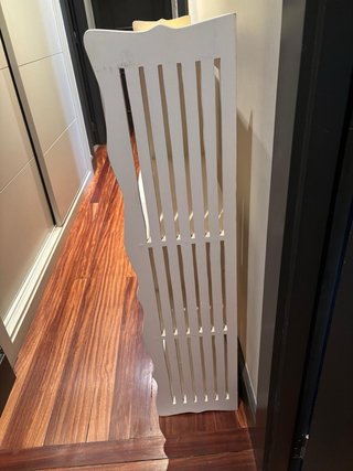Estantería de madera blanca hecha a medida