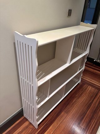 Estantería de madera blanca hecha a medida