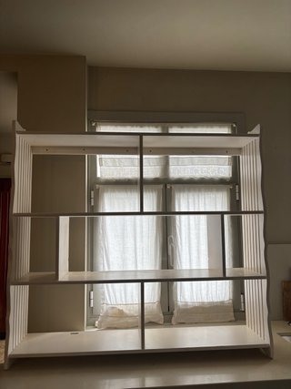Estantería de madera blanca hecha a medida