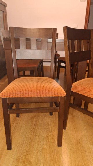 Mesa de madera con 6 sillas