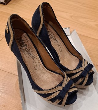 Sandalias tacón Xti azul y marrón