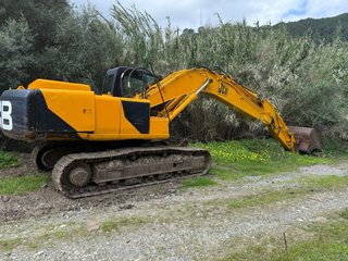 Excavadora JCB JS200 con cadenas