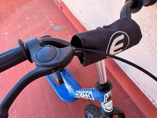 Bicicleta sin pedales azul