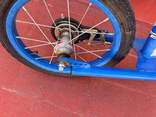 Bicicleta sin pedales azul