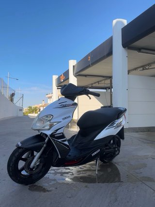 Yamaha Jog RR Scooter Negra y Blanca
