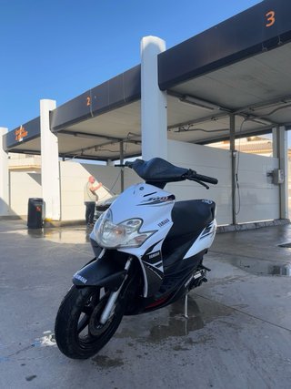 Yamaha Jog RR Scooter Negra y Blanca