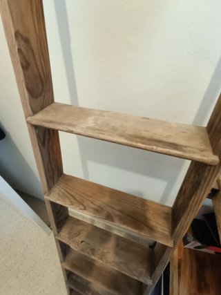 Escalera rústica de madera decorativa