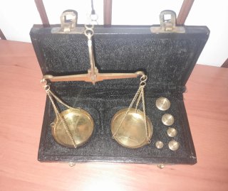 Balanza de precisión antigua con pesas