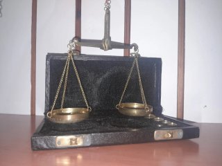 Balanza de precisión antigua con pesas