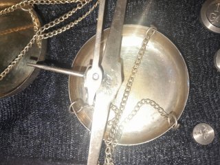 Balanza de precisión antigua con pesas